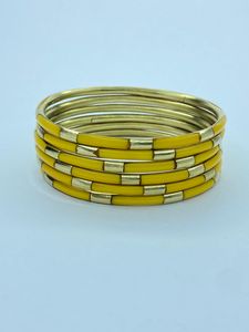 Encuentra pulseras similares hechas a mano de latón y resina – Brazaletes llamativos con incrustaciones de resina turquesa y paneles de latón dorado - Product Image 4