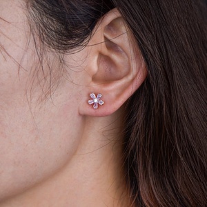 ต่างหูเพชรทรงลูกแพร์สีชมพูอ่อน 0.97 กะรัต - Product Image 4