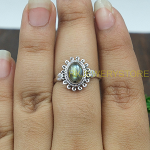Anillo de Labradorita Natural con Plata de Ley 925, Anillo Hecho a Mano con Cabujón Ovalado, Joyería de Diseño Boho Vintage para Mujer - Product Image 5