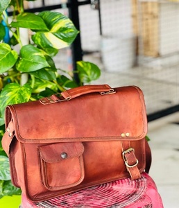 Sac à main en cuir véritable fait main pour homme avec gravure florale vintage, compartiment pour ordinateur portable et bandoulière réglable - Product Image 1
