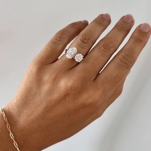 Anillo de compromiso Toi et Moi con diamante cultivado en laboratorio ovalado y redondo de 4.10 quilates, oro amarillo de 14 quilates, proveedor de joyería nupcial al por mayor - Product Image 3