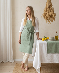 Tablier en lin vert sauge de haute qualité, écologique et durable, avec poche avant et liens de taille ajustables pour la cuisine quotidienne - Product Image 2