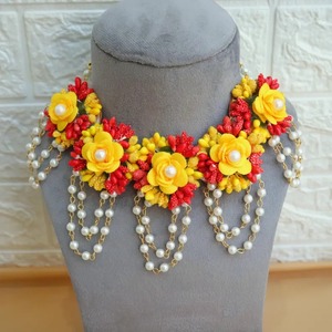 Joyería de Flores de Tela con Collar de Baby Breath, Pendientes, Hathful, Maangtika |   Haldi, Joyería Mehandi |   Ritual Mayún - Product Image 3