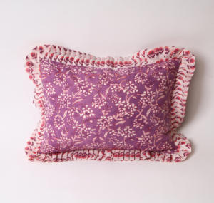 Funda de cojín con estampado floral morado y borde con volantes – Cojín decorativo bohemio 100% algodón – Funda de almohada decorativa estilo rústico - Product Image 2
