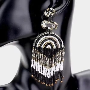 Boucles d'oreilles à pampilles perlées Evil Eye, ornées de perles, faites à la main, avec motif perroquet, de la marque BaubleBar - Product Image 4