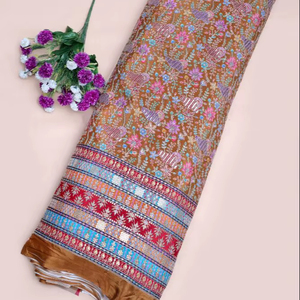 Tela Crepé Natural Color Camel con Estampado Floral Buta y Borde Ornamental Pesado para Material de Vestido Kurti, Prenda Étnica - Product Image 1