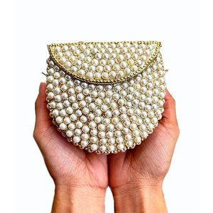 Bolso Mini Pearl UnfoldSelf |   Bolso de mano con cuentas hecho a mano - Bandolera para mujeres y niñas, adornos blancos en metal - Product Image 4