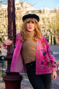 Veste en coton rose vif brodée, motif floral Suzani, réversible, col montant en satin, matelassée, logo personnalisé RAJASTHANI - Product Image 5