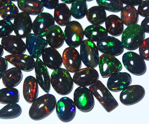 Opale noire éthiopienne naturelle, cabochon de haute qualité, couleur fumée traitée avec jeu de couleurs/effet de feu, pour la fabrication de bijoux, tailles calibrées - Product Image 3
