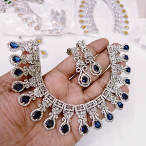 Ensemble de bijoux de mariage en strass bleus de qualité supérieure - Collier et boucles d'oreilles plaqués argent de luxe pour les mariées - Product Image 1