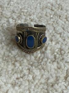 Bague tribale afghane ornée d'une incrustation circulaire en lapis-lazuli bleu, de motifs floraux en argent estampés à la main et d'accentuations de perles délicates - Product Image 4