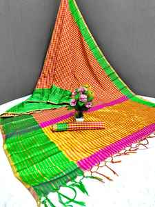 Sari de seda de la mejor calidad con blusa de seda que brinda un aspecto atractivo en todas las ocasiones como bodas, fiestas y festivales. - Product Image 4