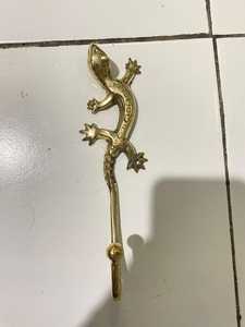 Meilleure vente en Indonésie : Crochet mural décoratif vintage en laiton doré, motif gecko, pour cuisine et salle de bain - Product Image 3