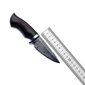Cuchillo de caza Skinner de acero de Damasco con diseño único, mango de madera de olivo y diseño de ciervo, con funda de cuero - Product Image 1