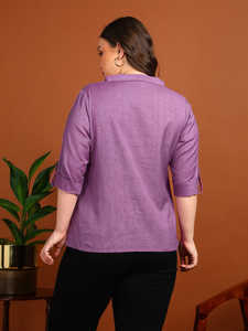 Camisa de algodón lavanda para mujer con estampado de rayas flexibles, cuello camisero y mangas cortas, diseñada para uso casual global. - Product Image 3