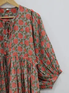 Robe maxi décontractée d'été pour femme en coton gris et imprimé floral rouge, coupe ample, manches bouffantes, col noué - Product Image 2