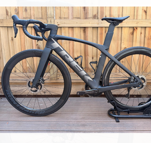 Bicicleta de Carretera de Carbono de Alto Rendimiento Madone SLR 9 Gen 6 52cm Dura-Ace Di2, Color Mate Humo Intenso *Lista para Entrega* - Product Image 3