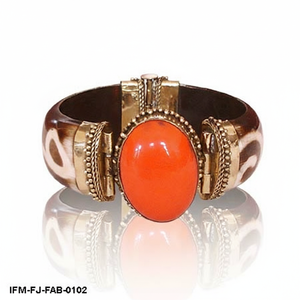 กำไลข้อมือทองโบราณทำมือสไตล์ชาติพันธุ์ ประดับด้วยหินเรซิ่นสีส้มสดใสและลายฝังกระดูกแบบชนเผ่า - Product Image 1
