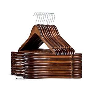 Percha de madera maciza con aspecto de madera natural, adecuada para la organización de armarios y la presentación de ropa en boutiques. - Product Image 1