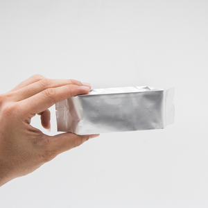 Sacs en plastique LDPE/HDPE/PA de qualité alimentaire, durables et économiques, avec fermeture éclair scellée sur le dos et soufflets latéraux, fabrication OEM/ODM au Vietnam - Product Image 5