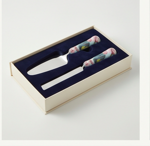 Juego de utensilios para servir pasteles de acero inoxidable con mangos de madera pintados con motivos florales, perfecto para bodas, regalos y ocasiones especiales. - Product Image 6