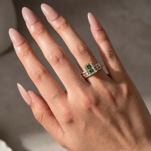 Anillo de Compromiso de Lujo Chapado en Oro 925 con Moissanita Verde de Corte Radiante de 3.5CT, Diseño de Halo Oculto y Detalles Marquesa para Mujer, India. - Product Image 2