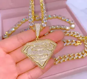 Collar con Colgante de Superman con Incrustaciones de Diamantes de Imitación para Mujer, Plata de Ley Chapada en Oro con Moissanita, Cadena Hip Hop y Eslabones de Tenis, 25 g - Product Image 5