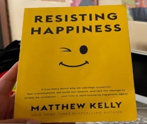 การต่อต้านความสุข โดย แมทธิว เคลลี่ หนังสือปกอ่อนภาษาอังกฤษเกี่ยวกับการพัฒนาตนเองและแรงจูงใจ - Product Image 1