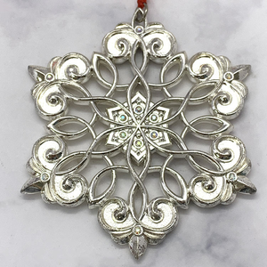 เครื่องประดับตกแต่งคริสต์มาสแบบกำหนดเอง เกล็ดหิมะโลหะ ชุดตกแต่งต้นคริสต์มาส 3 ชิ้น ของขวัญโลหะ เกล็ดหิมะประดับคริสต์มาสประดับเพชร - Product Image 4