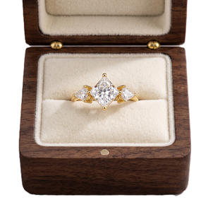 Bague de Mariage Trilogy en Or Massif 10K 14K 18K avec Pierres Latérales en Forme de Cerf-volant et Diamant de Laboratoire Taille Princesse Trois Pierres - Product Image 1