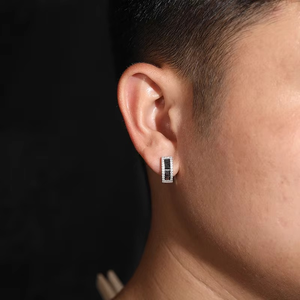 Clous d'oreilles solitaires en diamant de laboratoire taille princesse à trois griffes allongées et fluides, en or 9 carats, certifiés IGI, bijoux de luxe raffinés pour mariage - Product Image 4