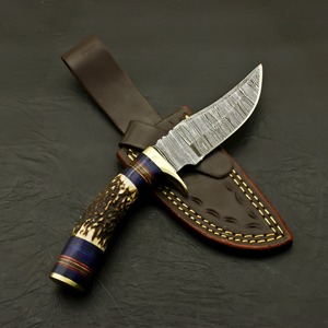 Couteau de poche artisanal en acier Damas de qualité industrielle, manche en corne de cerf, étui en cuir, lame à pointe clip, pour usage extérieur et camping 8 - Product Image 1