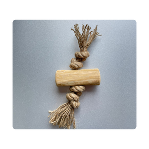 Mordedor de madera para perros hecho con materiales naturales para la higiene dental y el entretenimiento de las mascotas - Product Image 1