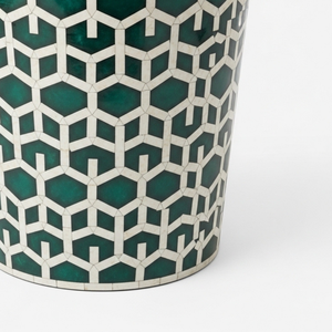 โต๊ะข้างเตียงลายกระดูกสีเขียวสุดหรู – เก้าอี้ทรงเรขาคณิตทำมือสำหรับห้องนั่งเล่นและห้องนอน - Product Image 4