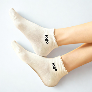 Chaussettes courtes pour femmes avec logo personnalisé, couleur unie, volants, coton, fibre de bambou, respirantes, pour un usage quotidien, chaussettes tricotées pour le printemps - Product Image 3