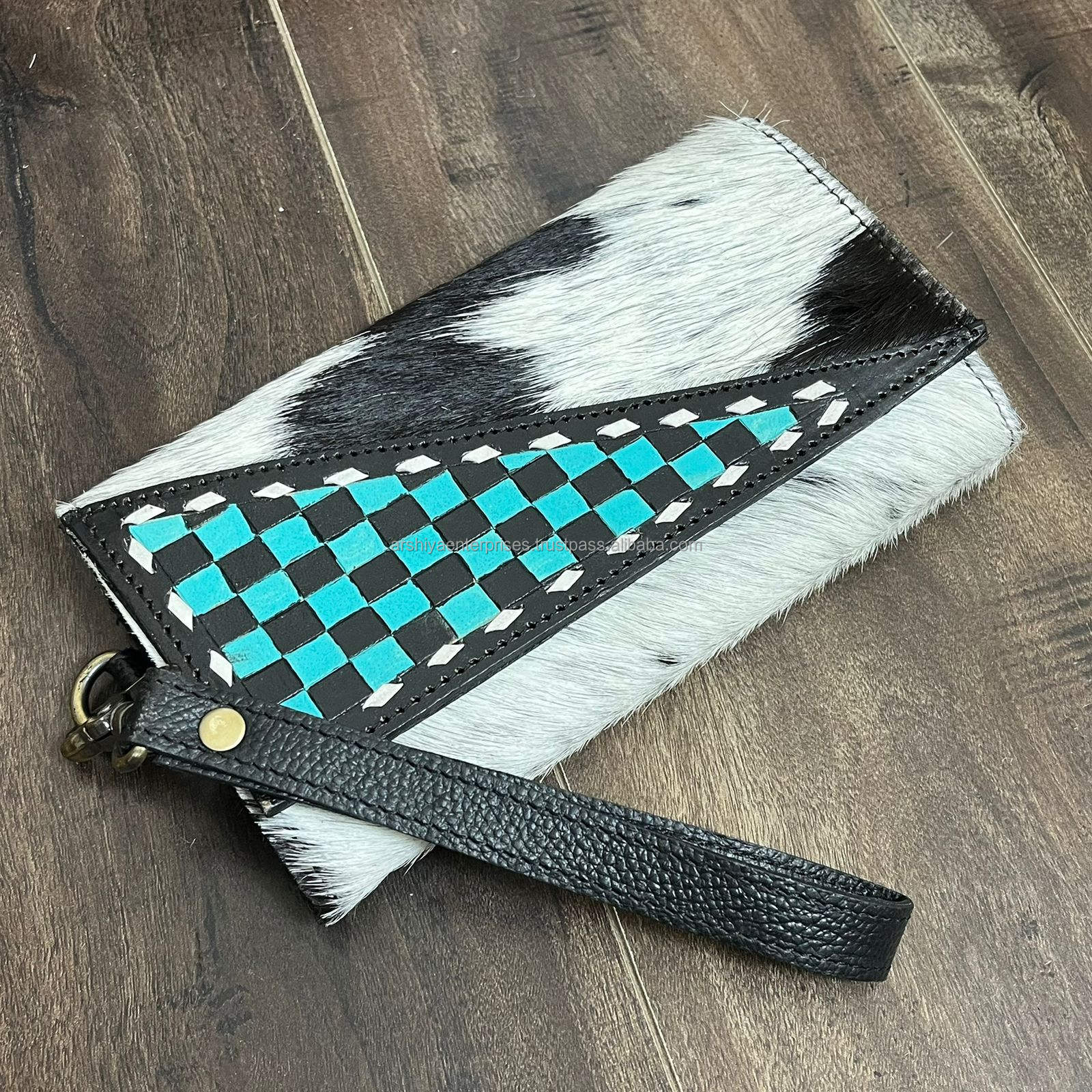 ลายตารางสีเทอร์ควอยซ์และดำ