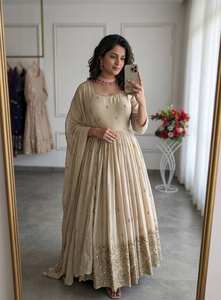 Nouvelle Tendance : Ensemble Anarkali en Soie Cinon Brodé Exclusif, Entièrement Cousu - Product Image 4