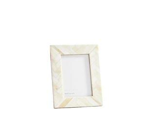 Cadre photo en os d'ivoire incrusté fait à la main, motif chevrons, élégant, neutre, artistique, décoratif, travail sur os, moderne, porte-photo - Product Image 1