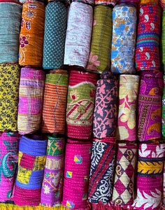 Edredón Kantha de Algodón Indio con Diseño Floral, Manta Kantha Bellamente Elaborada, Cómoda y Elegante, Disponible para Exportación a Granel - Product Image 6