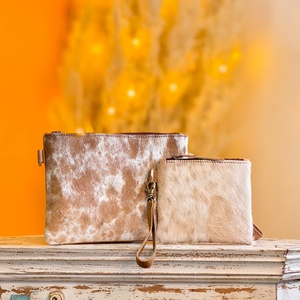 Bolso Cruzado de Cuero Genuino Venus Leathers, Estilo Western, Hecho a Mano, con Patrón de Letras y Flores, Cierre de Cremallera, 45-55cm, ¡Gran Venta! - Product Image 1