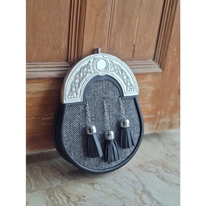 Sporran en cuir véritable de qualité supérieure avec cantle en métal celtique et trois pompons pour kilt écossais des Highlands - Product Image 3