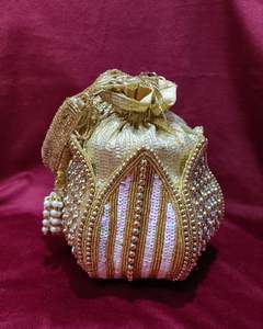 Bolso Potli Triangular Azul Cielo Hecho a Mano con Lentejuelas Plateadas, Bordado Geométrico y Asa de Perlas, para Mujer, Ideal para Bodas y Fiestas - Product Image 3