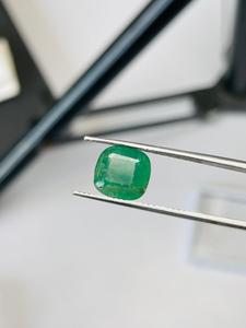 Émeraude naturelle certifiée IGI de qualité AAA, taille coussin, lueur excellente, couleur verte, origine Zambie, polissage parfait, 3,86 carats - Product Image 2