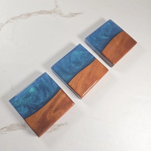 Sous-verres en bois et résine époxy de qualité supérieure, sous-verres en bois avec bord en résine pour boissons chaudes, sous-verres en bois et résine très vendus avec support - Product Image 3