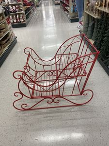Décoration de Noël en métal rouge en forme de traîneau avec rails courbes et motif feston, style traditionnel - Product Image 1