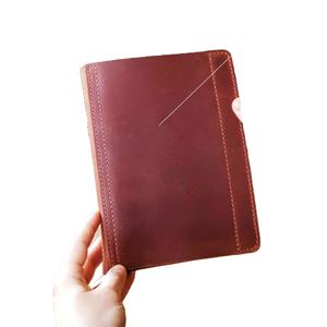 A4 con soporte central elástico con carpeta de restaurante en relieve cubierta personalizada - Product Image 1