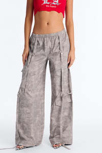 Pantalon cargo gris délavé sur mesure à jambe large avec détails de sangle, style streetwear, fournisseur OEM, pantalons et jupes pour hommes - Product Image 2