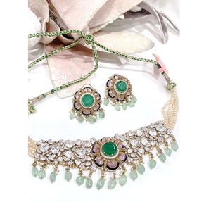Magnifique ensemble collier et boucles d'oreilles plaqué or de qualité supérieure, design classique, pour femme, idéal pour les mariages et les événements. - Product Image 4