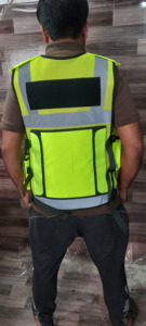 เสื้อกั๊กนิรภัยสีเหลืองสะท้อนแสงแบบปรับได้ พร้อมกระเป๋าอเนกประสงค์ สำหรับเจ้าหน้าที่รักษาความปลอดภัย - Product Image 3