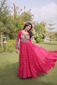 Vestido especial para Navratri con estampado Bandhani de diseñador, con trabajo Gamthi, trabajo de espejos auténticos y encaje Kodi en tejido Faux Georgette. - Product Image 5